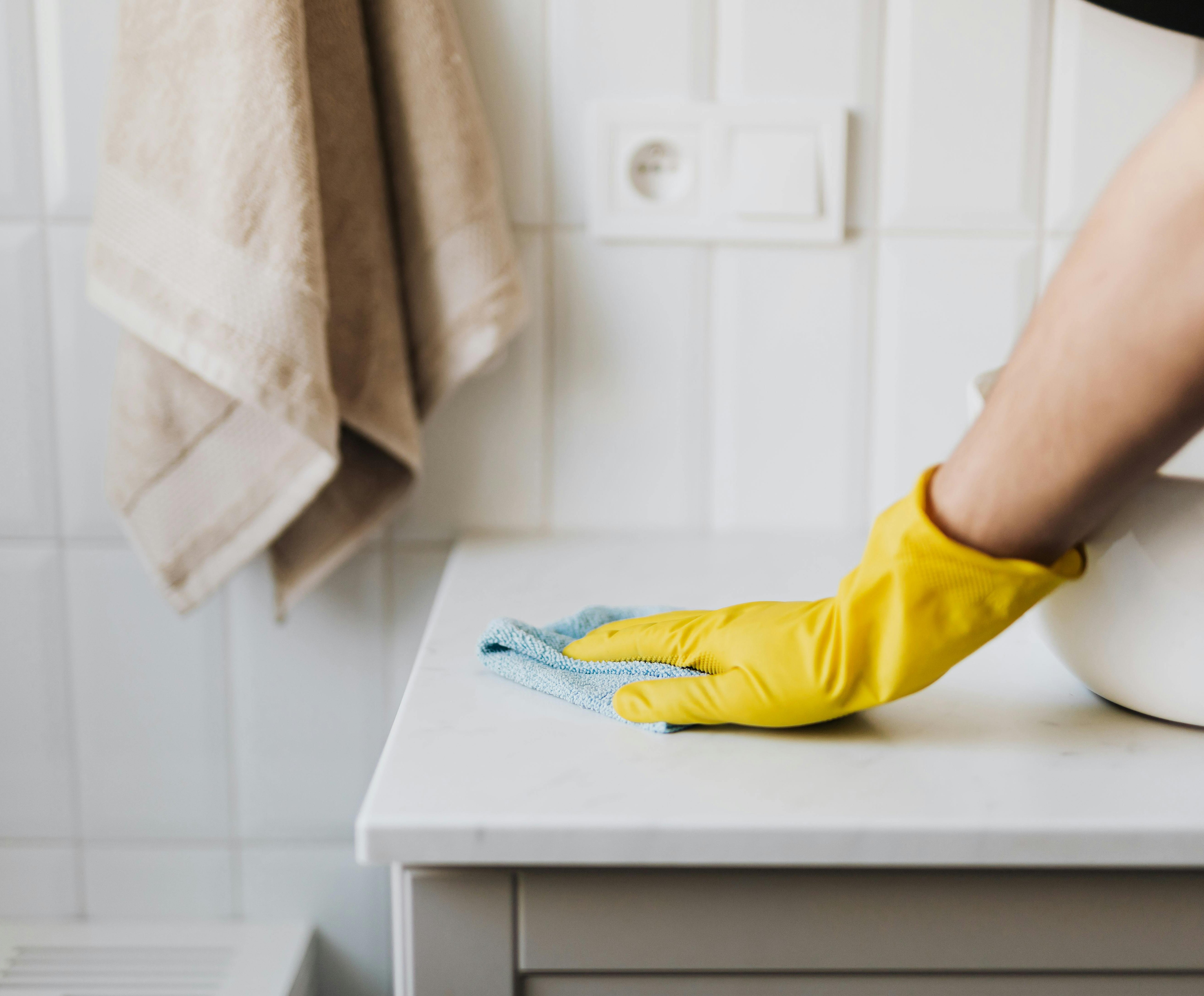 Siivooja pyyhkimässä tasoa